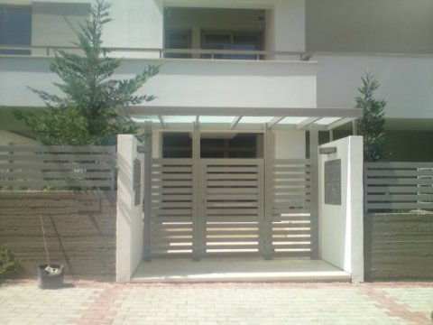 Αλουμίνια Αιτωλικό | Καραγιάννης | Καγκελόπορτα με μηχανισμό